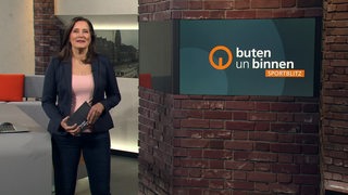 Sportblitz Moderatorin Pascale Ciesla im Studio von buten un binnen.