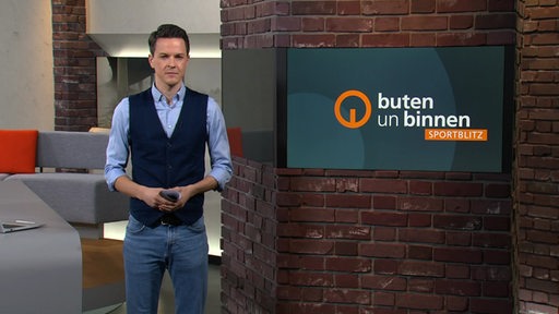 Moderator Yannick Lowin im Sportblitz Studio von buten un binnen.