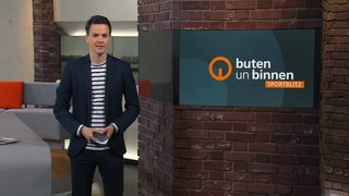 Moderator Yannick Lowin im Sportblitz Studio von buten un binnen