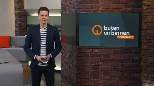 Moderator Yannick Lowin im Sportblitz Studio von buten un binnen