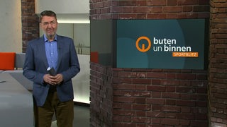 Moderator Jan-Dirk Bruns im Sportblitz Studio von buten un binnen