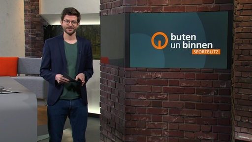 Sportblitz Moderator Niko Schleicher im Studio von buten un binnen.