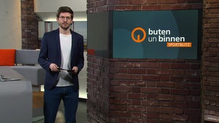 Sportblitz-Moderator Niko Schleicher im Studio von buten un binnen