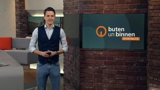 Sportblitzmoderator Yannick Lowin im Studio von buten un binnen.