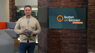 Sportblitz-Moderator Stephan Schiffner im Studio von buten un binnen