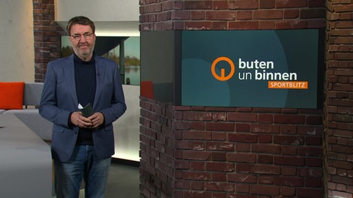 Moderator Jan-Dirk Bruns im Sportblitz Studio von buten un binnen