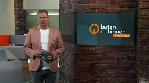 Moderator Stephan Schiffner im Sportblitz Studio von buten un binnen