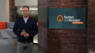 Sportblitz-Moderator Stephan Schiffner im Studio von buten un binnen