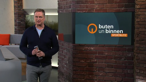 Sportblitz-Moderator Stephan Schiffner im Studio von buten un binnen