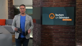 Moderator Stephan Schiffner im Sportblitz Studio von buten un binnen.