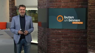 Moderator Jan-Dirk Bruns im Studio von buten un binnen