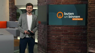 Sportblitz-Moderator Niko Schleicher im Studio von buten un binnen