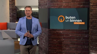 Sportblitzmoderator Stephan Schiffner im Studio von buten un binnen.