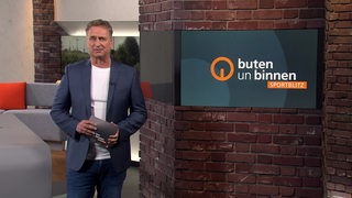 Der Sportblitzmoderator Stephan Schiffner im Studio von buten un binnen