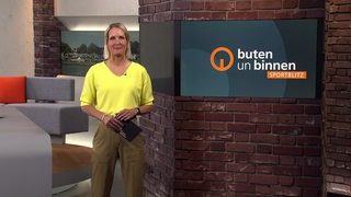 Moderatorin Janna Betten im Sportblitz Studio von buten un binnen.