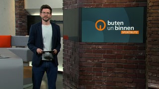 Sportblitz-Moderator Niko Schleicher im Studio von buten un binnen.