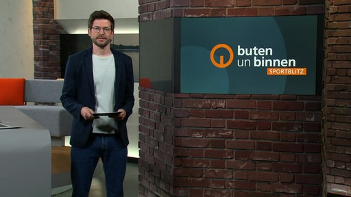Sportblitz-Moderator Niko Schleicher im Studio von buten un binnen.