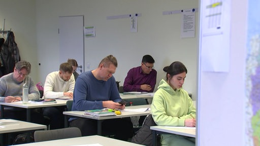 Eine Sprachkurs-Klasse in der Volkshochschule.