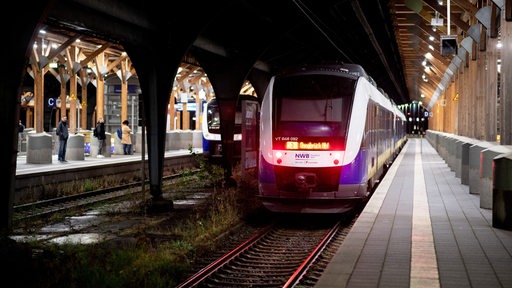 Ein Zug der Nordwestbahn steht am Oldenburger Hauptbahnhof.