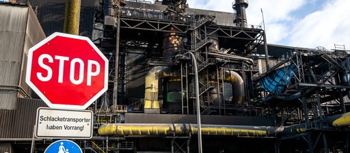 Ein Stoppschild vor dem Stahlwerk von "Arcelor Mittal Bremen". 