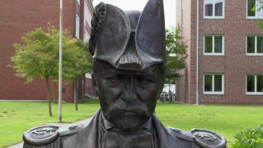 Eine Bronzestatue des Marineadmirals Karl Rudolf Brommy