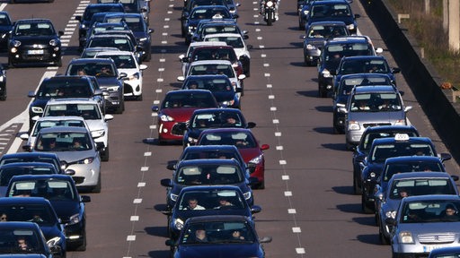 Auf einer Autobahn stehen viele Autos im Stau.