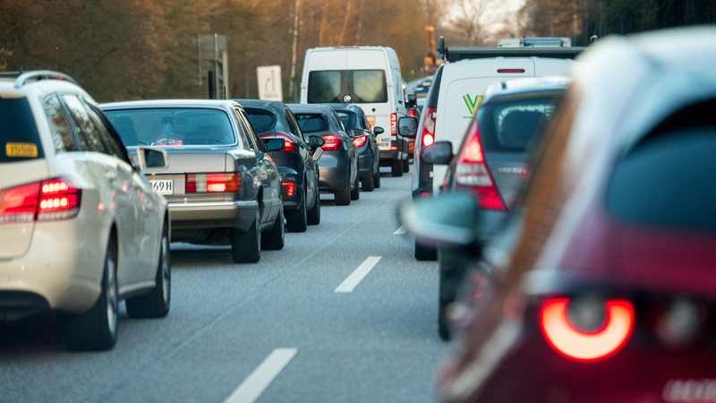 Autos stehen auf einer Bundesstraße im Stau.