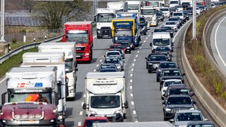 Ein mehrere Kilometer langer Stau hat sich auf der Autobahn A7 zwischen Hamburg und Flensburg gebildet. 