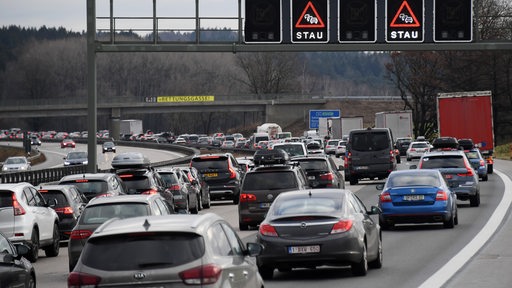 Stau auf einer Autobahn kurz vor Weihnachten.