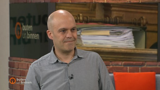 Reporter Steffen Hudemann im Studio von buten un binnen.