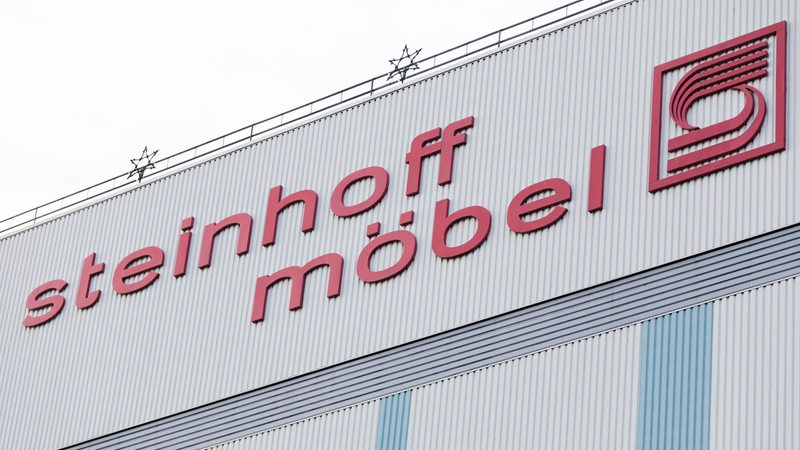 Bild des Mübelhauses Steinhoff mit einem großen Schriftzug "Steinhoff Möbel"