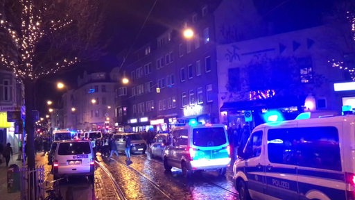 Mehrere Polizeiwagen mit Blaulicht stehen auf der Straße am Bremer Steintor