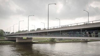 Die über die Weser führende Stephanibrücke bei wolkigem Wetter.