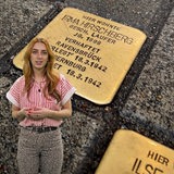 Bianca Marstaller im Studio vor einem Bild mit Bremer Stolpersteinen