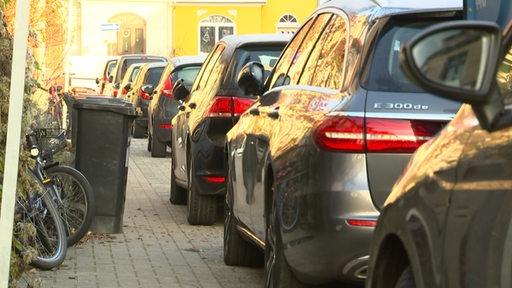 Parkende Autos stehen auf einem Gehweg