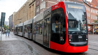 Eine Straßenbahn der Bremer Straßenbahn AG (BSAG) in der Innenstadt von Bremen 