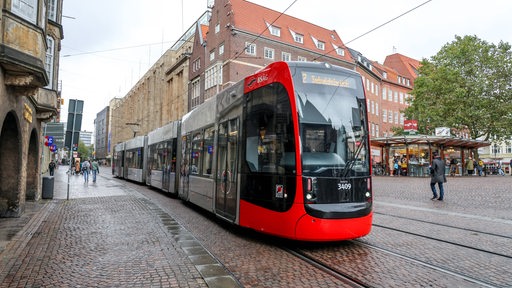 Eine Straßenbahn fährt durch die Bremer Innenstadt.