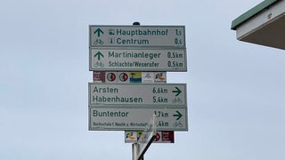 Straßenschilder, die die Bremer Innenstadt ausschildern