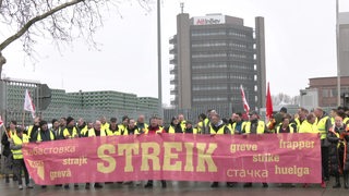 Streikende der Firma Becks für mehr Lohn. 