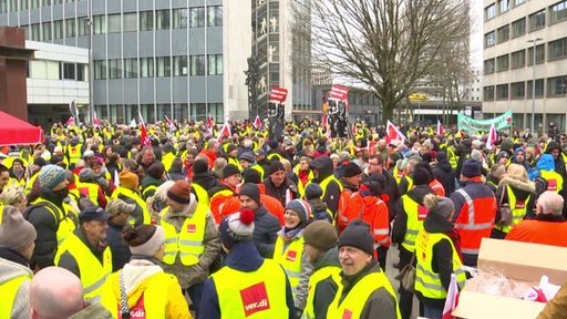 Viele Verdi-Gewerkschaftsmitglieder auf einer Demonstration in Bremen.