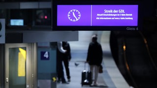 Auf einer Anzeigentafel an einem Bahnsteig wird auf den Streik der GDL hingewiesen.