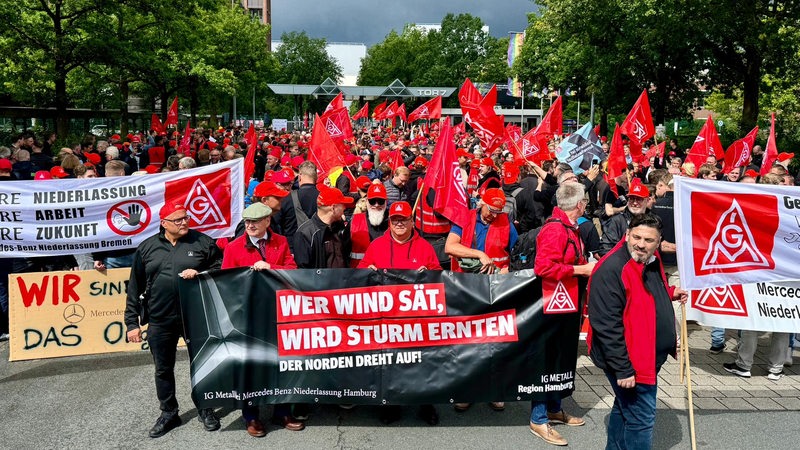 Hunderte Streikende mit Bannern