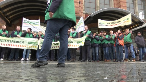 Streik von Mitarbeitenden der Nordwestbahn beim Bahnhofsvorplatz.