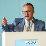 CDU-Landeschef Strohmann steht am Rednerpult.