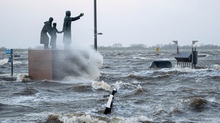 Der Willy-Brandt-Platz in Bremerhaven steht unter Wasser.