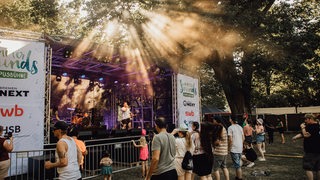 Menschen feiern beim Summersounds Festival in Bremen