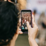 Menschen feiern beim Summersounds Festival in Bremen