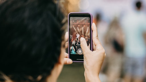 Menschen feiern beim Summersounds Festival in Bremen