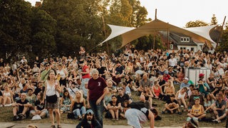 Menschen feiern beim Summersounds Festival in Bremen