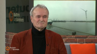 Jochen Tholen, Ökonom und Experte für Schiffe und Häfen, zu Gast im Studio von buten un binnen.